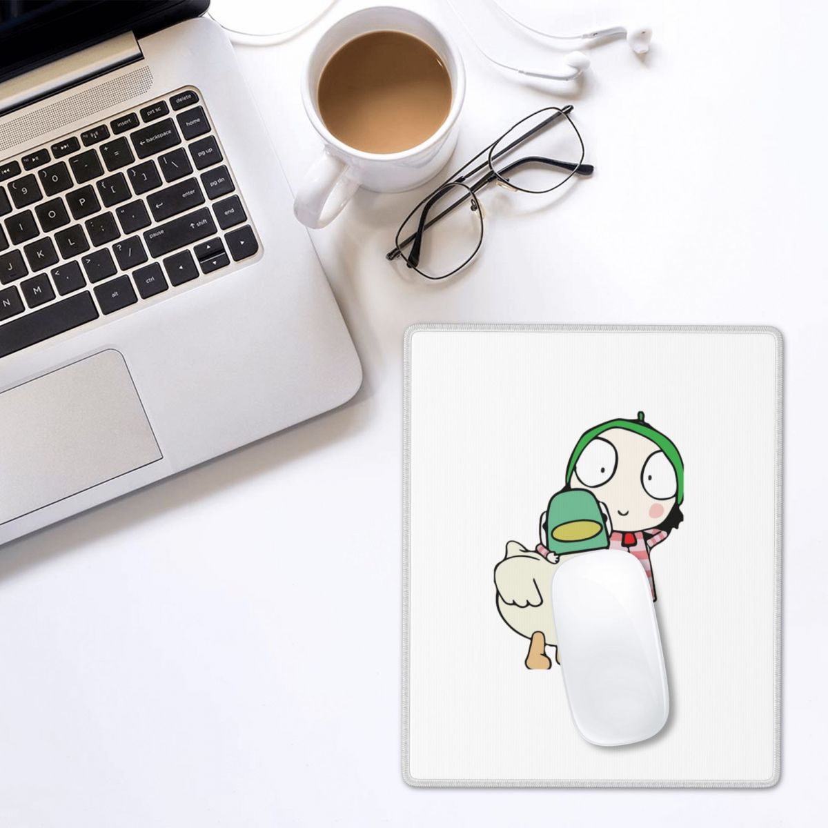 사라와 오리가 재미를 나누고 있는 마우스 패드 게이머  - Laptop Accessories To Have 리뷰 및 가격