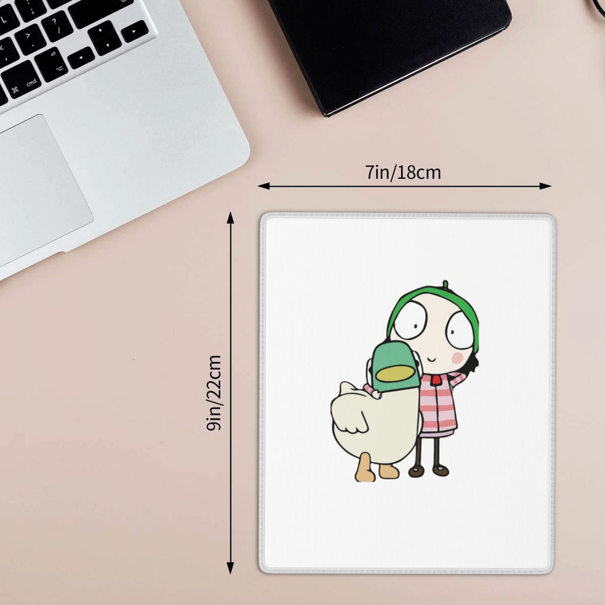 사라와 오리가 재미를 나누고 있는 마우스 패드 게이머  - Laptop Accessories To Have 리뷰 및 가격