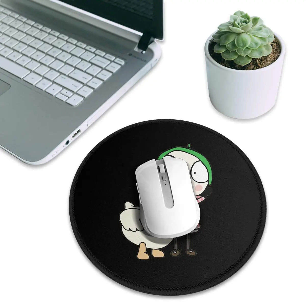 사라와 오리가 재미를 나누고 있는 라운드 마우스 패드  - Laptop Accessories To Have 리뷰 및 가격