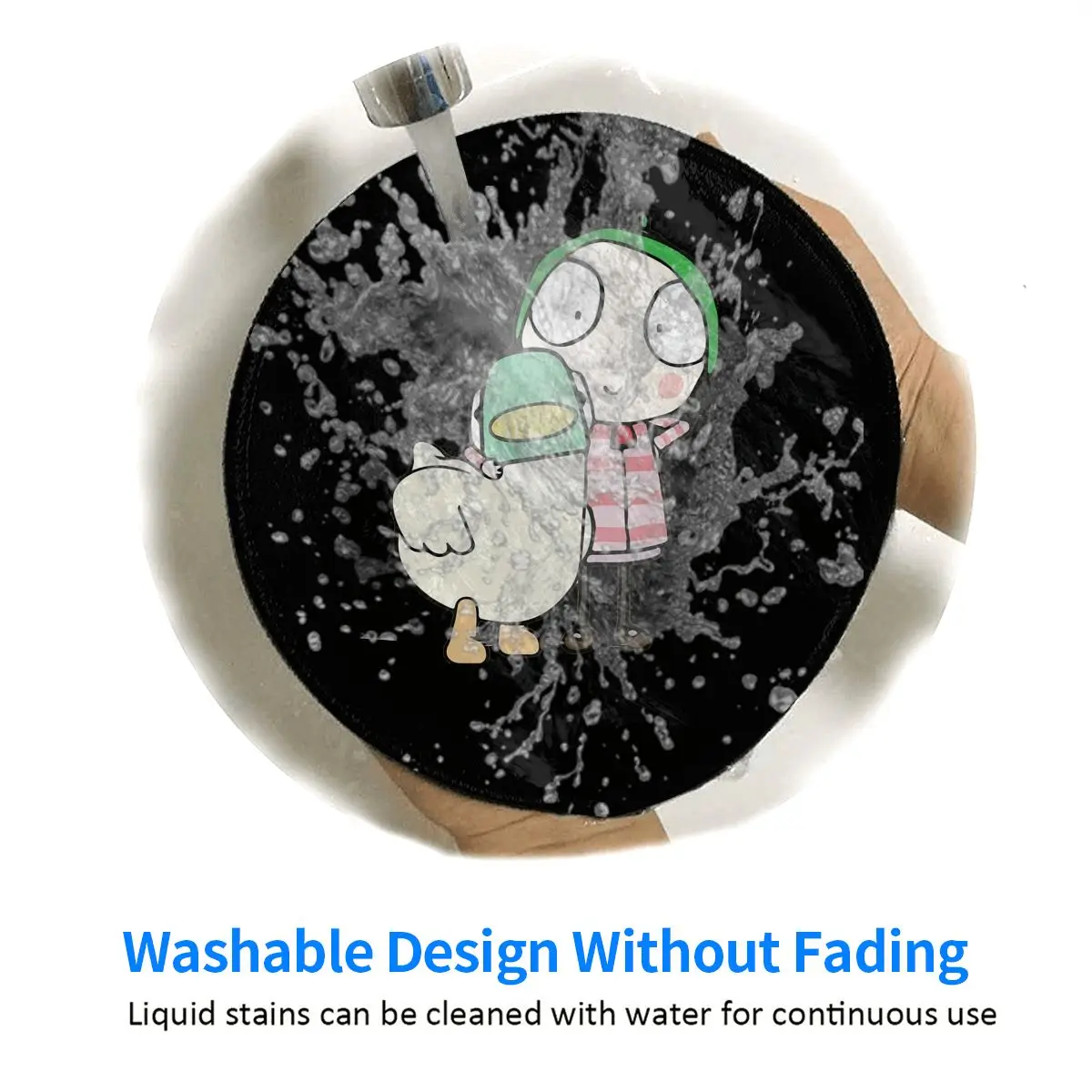 사라와 오리가 재미를 나누고 있는 라운드 마우스 패드  - Laptop Accessories To Have 리뷰 및 가격